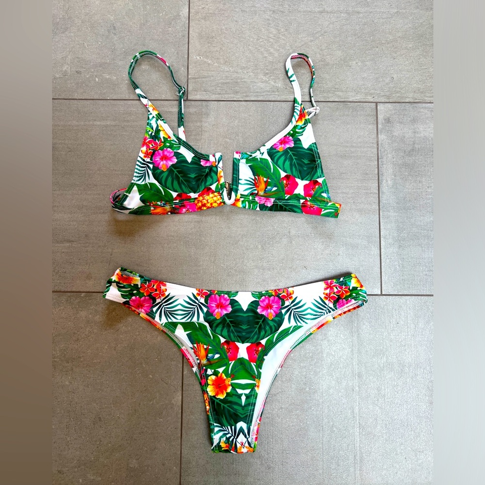 Super cute bikini by Zaful in great floral! Size 6 - add to your summer fun 😎!!